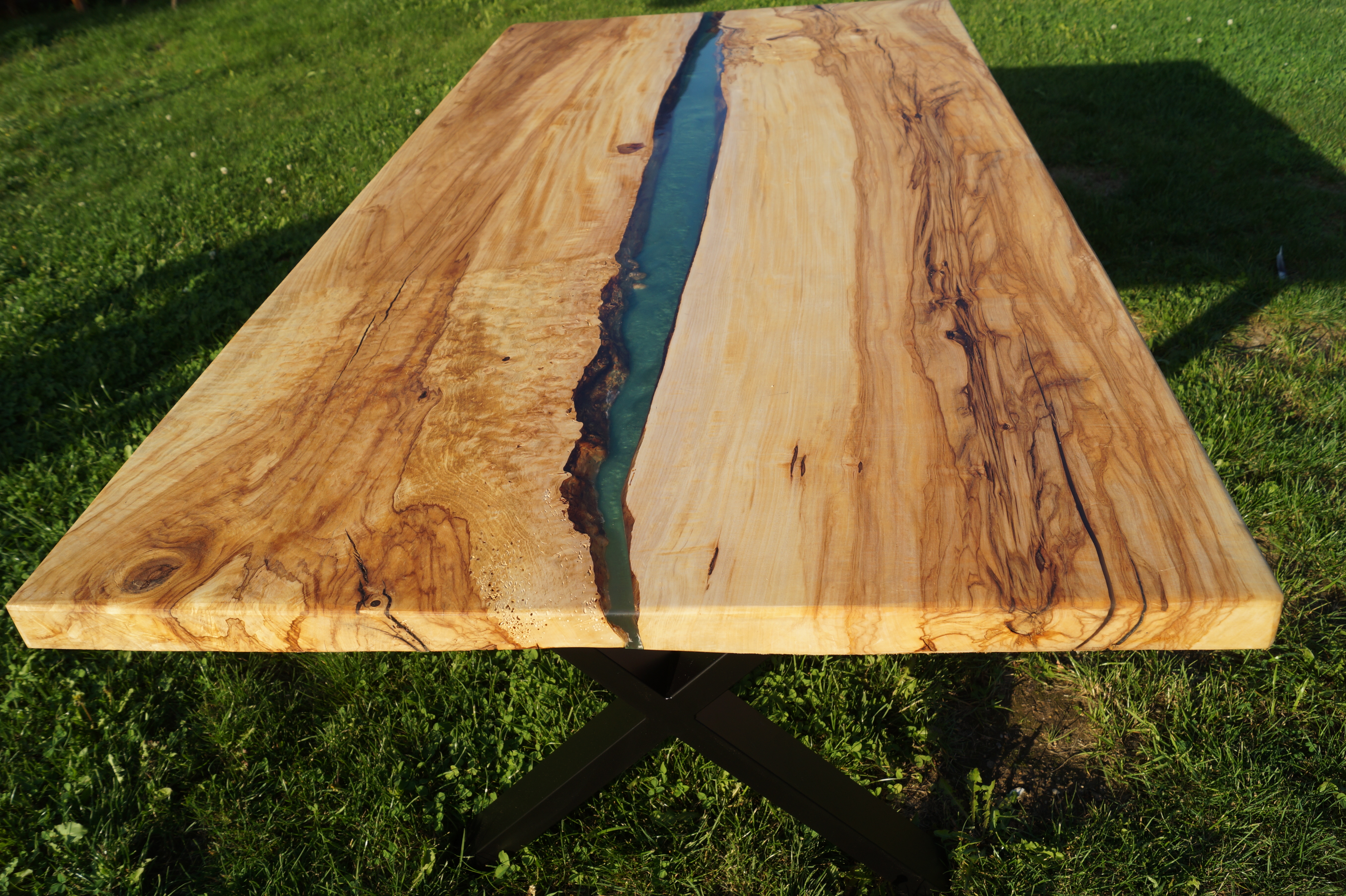 Kastanientisch mit grünem und transparentem Epoxidharz