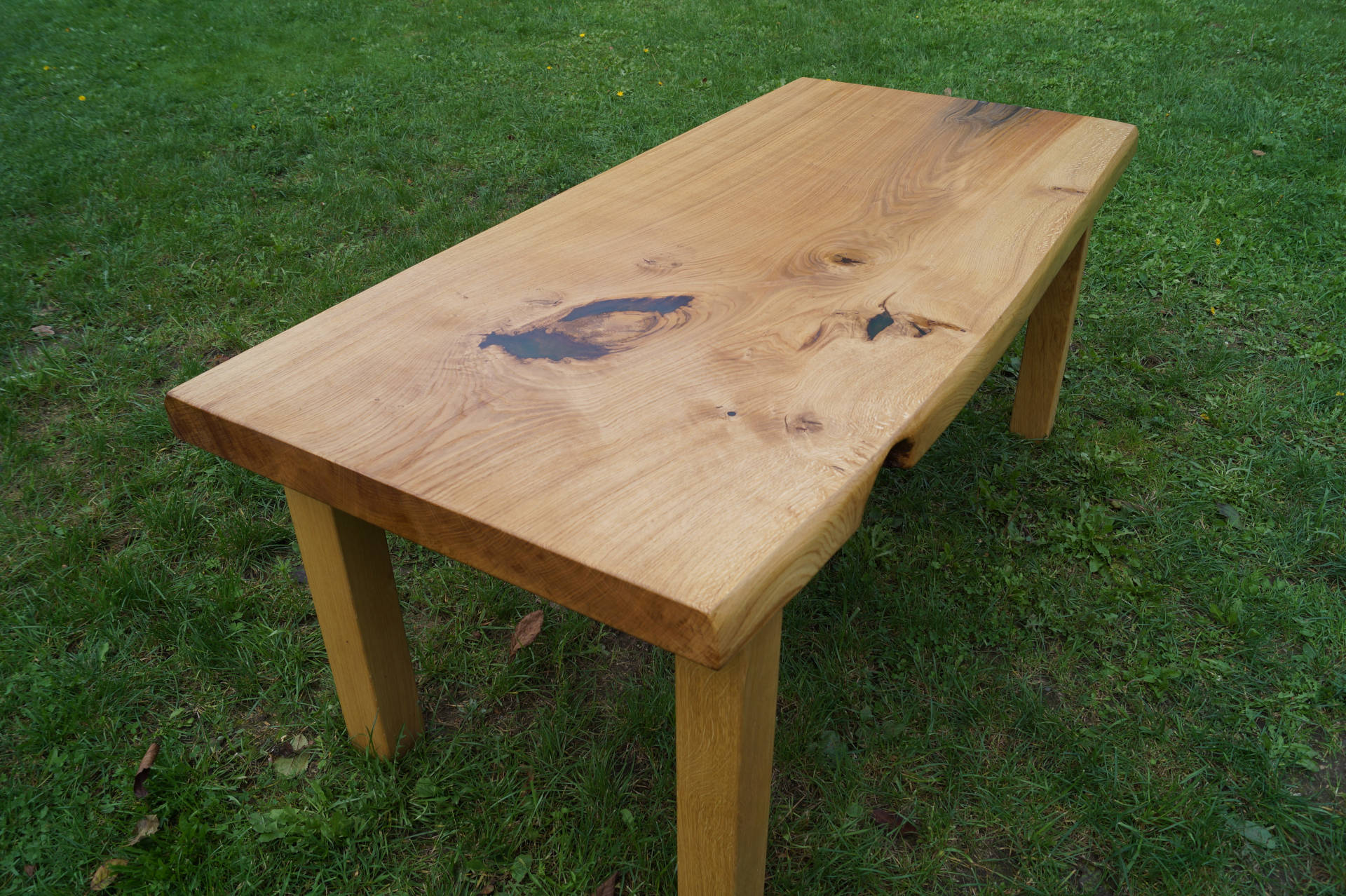 Eichenholztisch mit transparentem Epoxidharz