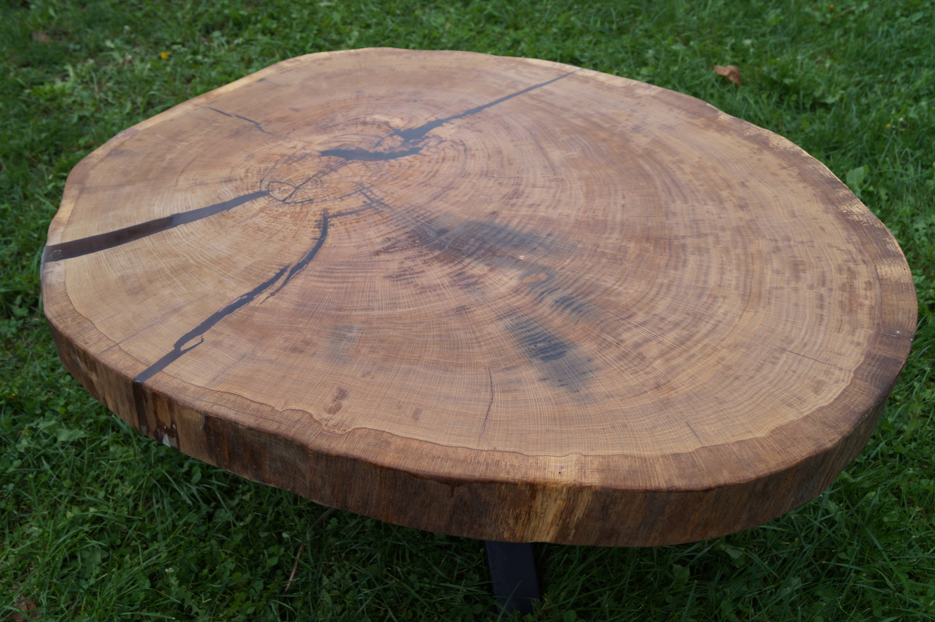 Eichenholztisch mit braunem Epoxidharz