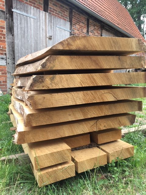 Eichenstamm zu Bohlen geschnitten