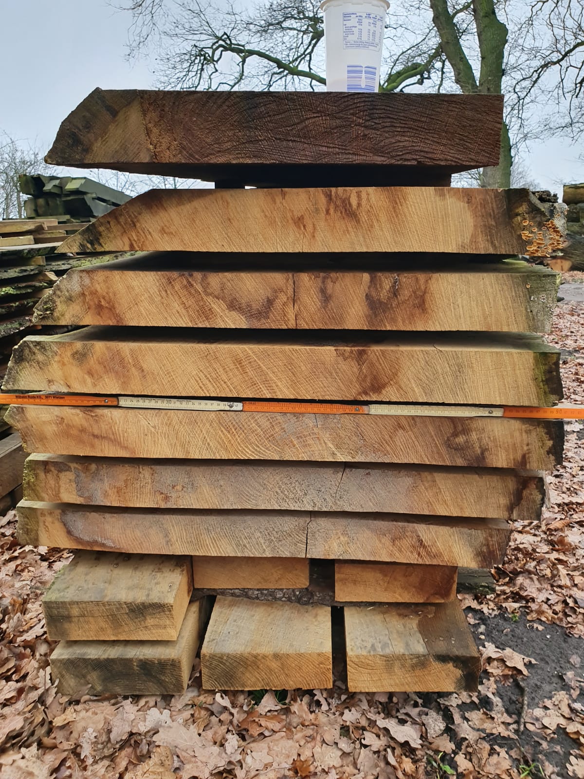 Eichenbohlenbretter gestapelt