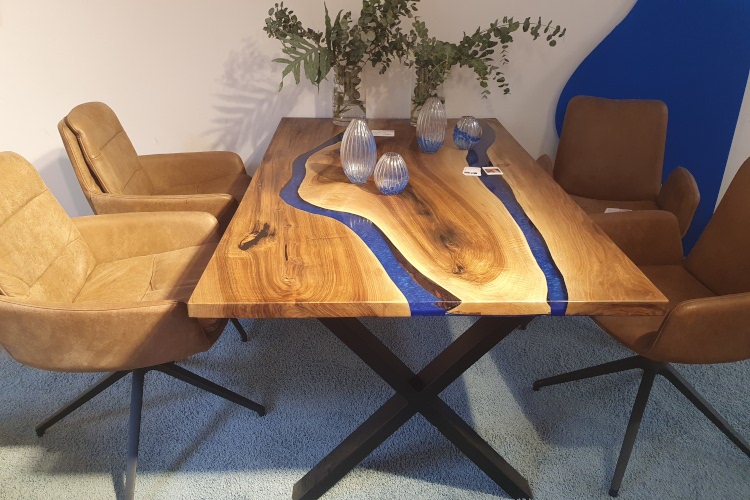 Walnuss Tisch mit blauem Epoxydharztisch